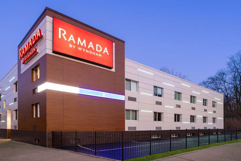 Отель Ramada By Wyndham Bronx Нью-Йорк Экстерьер фото
